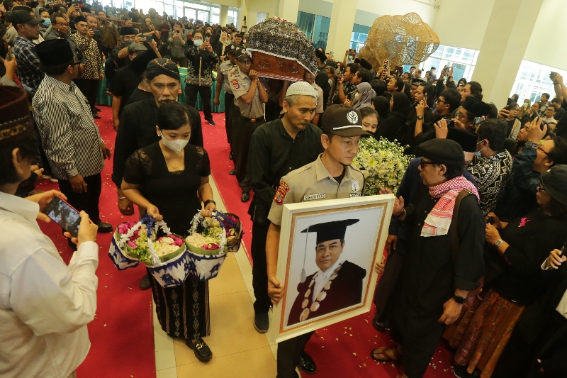 KEMBALI: Prosesi pemakaman Rektor ISI Jogja Prof Timbul Raharjo di Gedung Rektorat ISI Jogjakarta Rabu (6/9). (Elang Kharisma Dewangga/Radar Jogja)