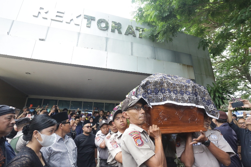ANDAL: Pelepasan jenazah Rektor Institut Seni Indonesia (ISI) Jogjakarta Prof Timbul Raharjo di Gedung Rektorat ISI Jogjakarta Rabu (6/9). (ELANG KHARISMA DEWANGGA/RADAR JOGJA)