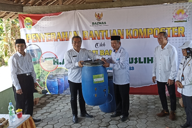 RESPONS: Bupati Bantul Abdul Halim Muslih saat memberikan bantuan komposter kepada Lurah Bangunharjo, Nurhidayat, Rabu (6/9). (Gregorius Bramantyo/Radar Jogja)