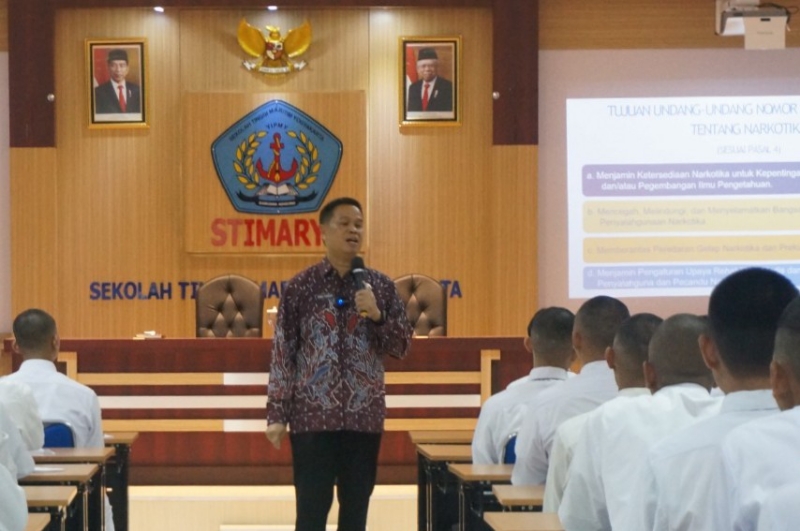 APPROACH: Kepala Badan Narkotika Nasional Provinsi (BNNP) DIY Brigjen Pol Andi Fairan di kampus Sekolah Tinggi Maritim Yogyakarta Rabu (6/9). (Dok STIMARYO)