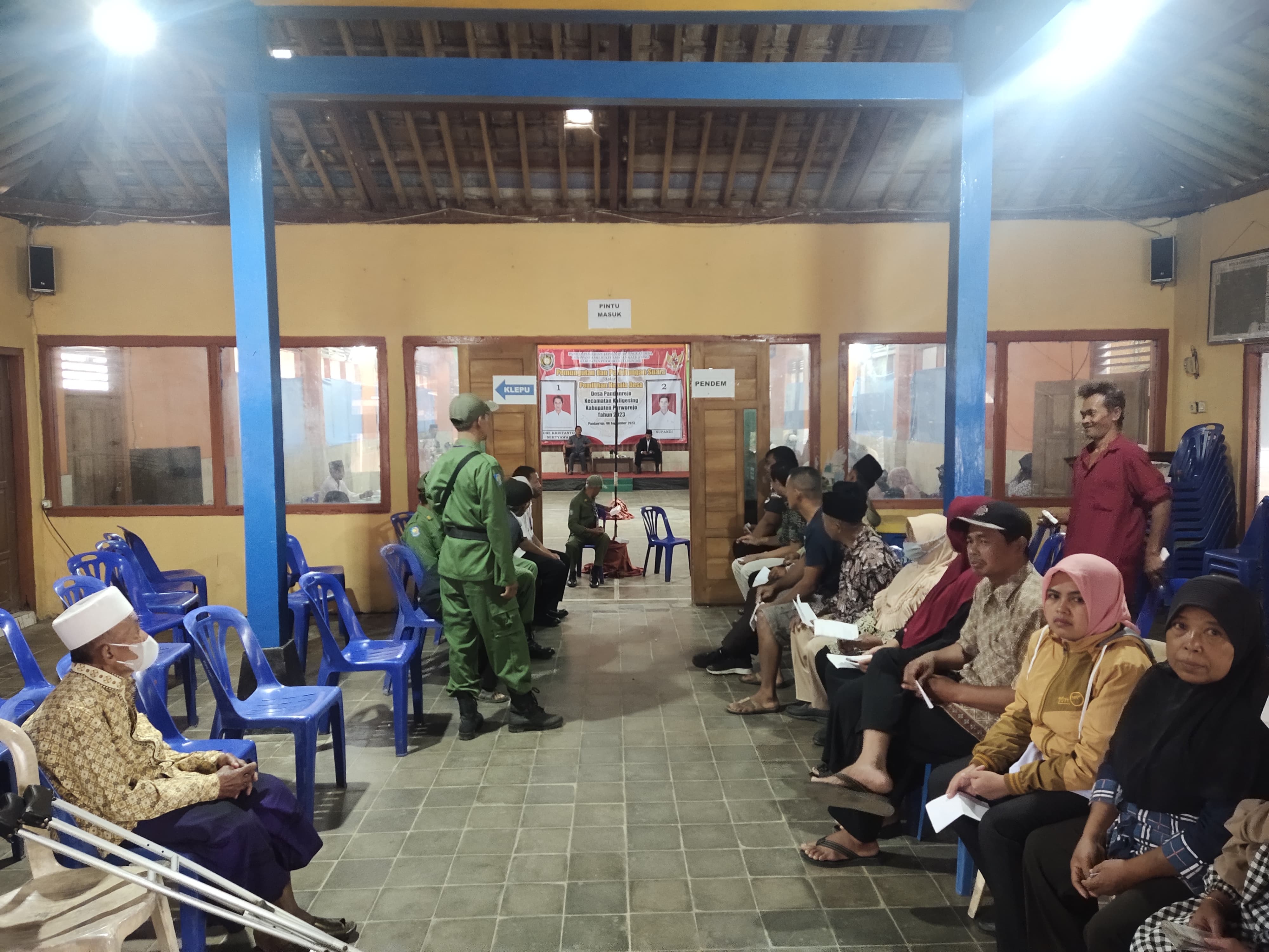 HAK SUARA: Proses pemungutan suara di Desa Pandanrejo, Kaligesing. Para warga tampak menunggu giliran untuk mencoblos Rabu (6/9). (JIHAN ARON VAHERA/RADAR PURWOREJO)