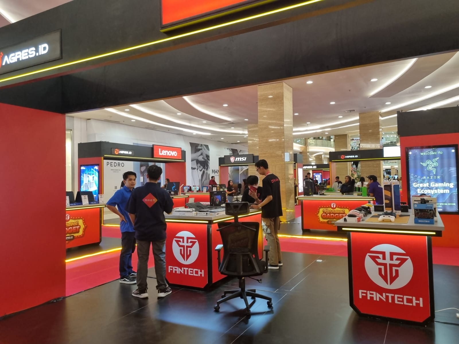 BARU: Pengunjung agenda karnaval gadget yang berlangsung di Pakuwon Mall hingga 10 September mendatang. (Fahmi Fahriza/Radar Jogja)