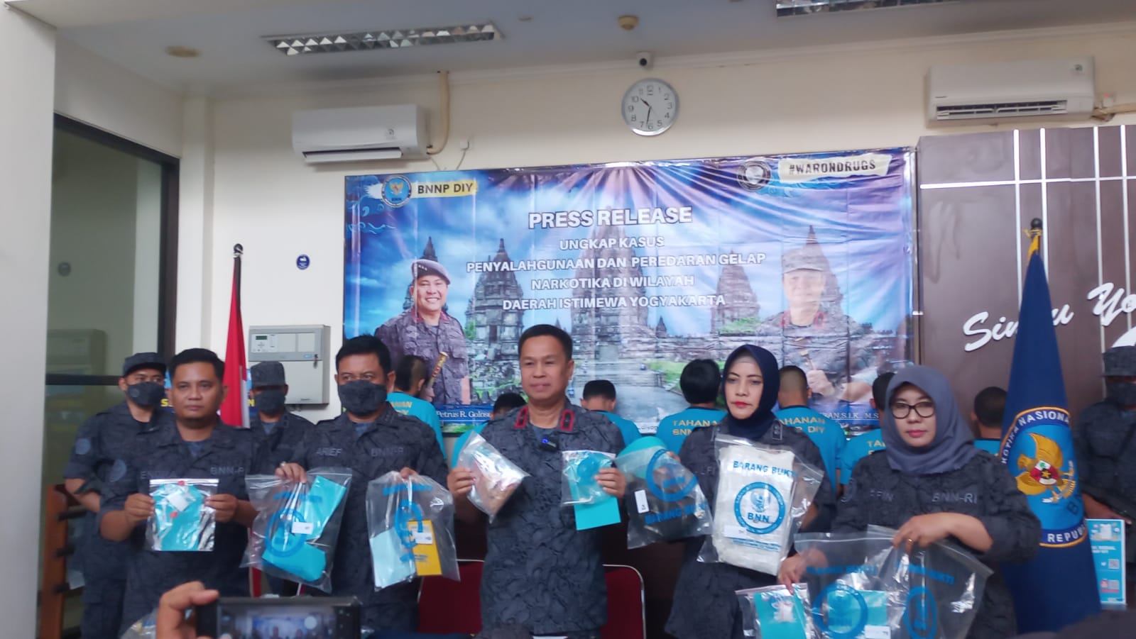 UNGKAP: Badan Narkotika Nasional Provinsi (BNNP) DIY menunjukkan barang bukti dari hasil mengungkap peredaran narkoba. (Winda Atika Ira P/Radar Jogja)