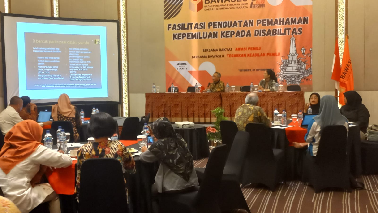 PARTISIPASI: Suasana sosialisasi pemahaman pelaksanaan Pemilihan Umum (Pemilu) 2024 yang difasilitasi oleh Bawaslu DIY di Artotel Hotel Kamis (7/9). (Winda Atika Ira P/Radar Jogja)