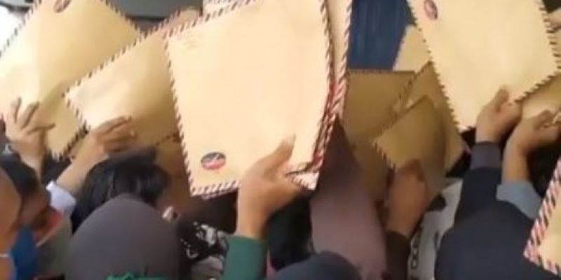ANTRE: Para pencari kerja berduyun-duyun mengumpulkan berkas perekrutan calon tenaga kerja. (ISTIMEWA)