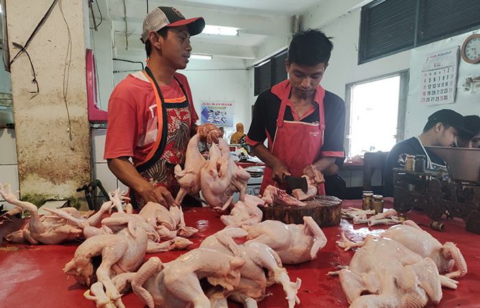 TUNGGU PEMBELI: Pedagang daging ayam di los daging Pasar Baledono Purworejo. Pantauan harga di pasaran saat ini, kecuali beras, harga bapok lainnya relatif stabil.JIHAN ARON VAHERA/RADAR PURWOREJO&nbsp;