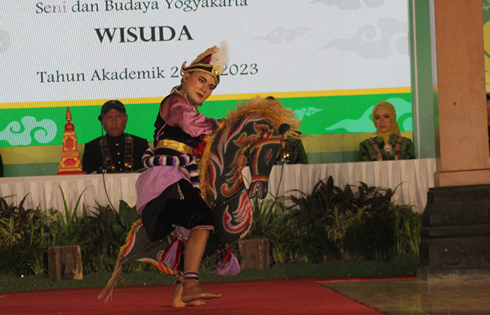 TAK BEDA: Mahasiswa berkebutuhan khusus tuli, Wahyu Rahmat Dullah, saat menampilkan tari kontemporer dalam acara wisuda AKN Seni dan Budaya Jogjakarta, Kamis (7/9/23).Gregorius Bramantyo/Radar Jogja