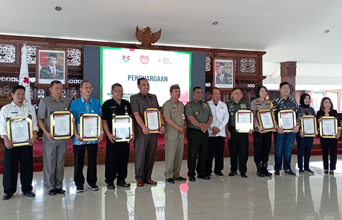 PRESTASI: Perwakilan OPD, BUMN/BUMD, TNI, Polri, sekolah, maupun dunia usaha yang telah berkontribusi dalam penggalangan dana PMI Kota Magelang.Naila Nihayah/Radar Jogja