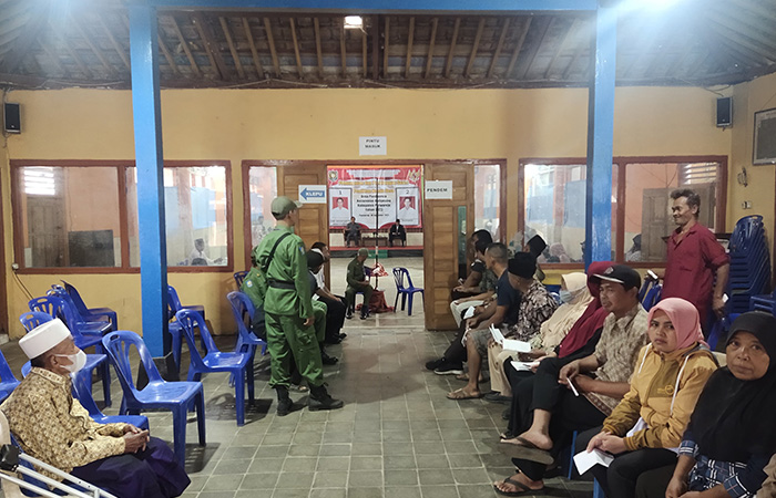 ANTRE NYOBLOS: Proses pemungutan suara di Desa Pandanrejo, Kaligesing. Para warga tampak menunggu giliran untuk mencoblos Rabu (6/9/23).JIHAN ARON VAHERA/RADAR PURWOREJO