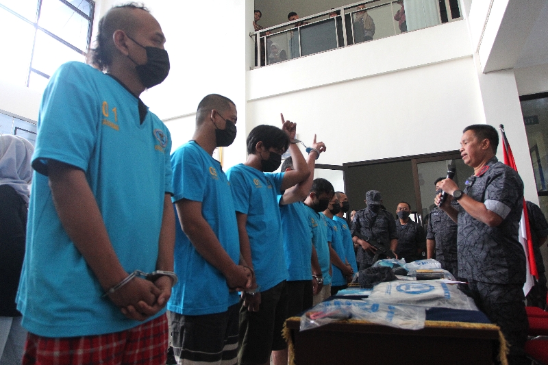 BUKTI: Kepala BNNP DIY Brigjen Pol Andri Fairan menunjukkan para tersangka saat konferensi pers di kantor BNNP DIY Kamis (7/9). (Guntur Aga Tirtana/Radar Jogja)