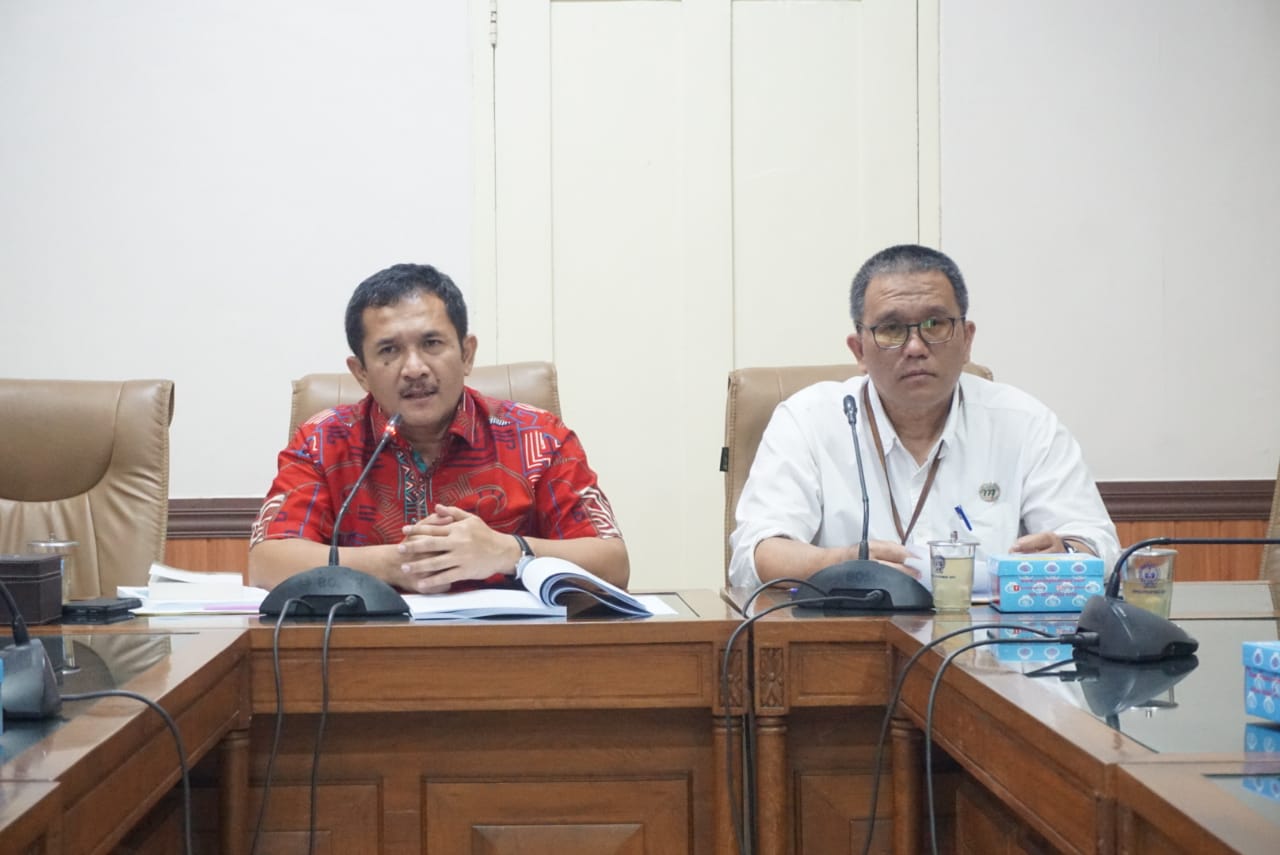 HARMONISASI: Ketua Pansus Raperda RTRW DIY 2023 -2043 Eko Suwanto (kiri) bersama Kepala Biro Hukum Setda DIY Adi Bayu Kristanto saat rapat kerja di Bapemperda DPRD DIY.