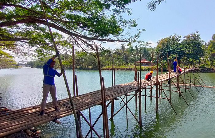 DARURAT: Proses pembuatan jembatan darurat dari bambu penghubung Kalurahan Karangwuni (Wates) dan Kalurahan Glagah (Temon)
