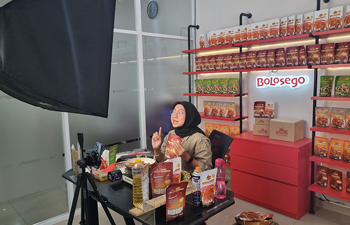 ENAM SESI: Salah satu host dari Bolosego saat live streaming. Setiap harinya Bolosego melakukan live streaming sekitar 12 jam dengan enam host berbeda.Fahmi Fahriza/Radar Jogja