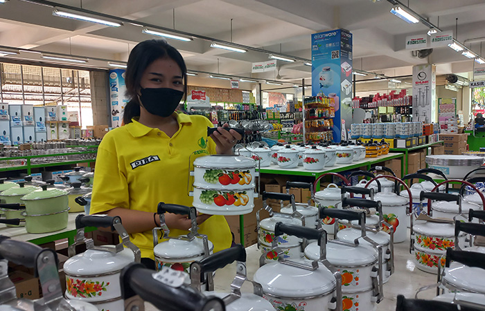NOSTALGIA: Aneka rantang masih banyak ditemukan di Toko Remujung Kota Jogja. Kebanyakan rantang jadul yang didisplay berbahan enamel, mulai dua hingga empat susun.Winda Atika Ira P / Radar Jogja&nbsp;
