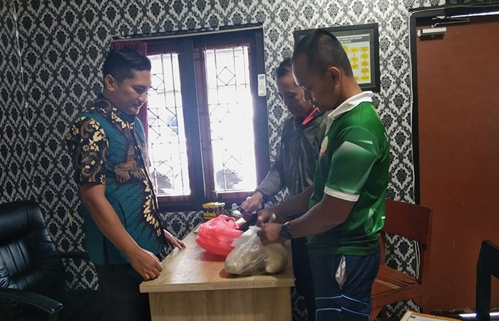 MANFAATKAN PEMBESUK: Petugas Lapas Narkotika Kelas IIA Jogjakarta menggagalkan upaya penyelundupan obat terlarang jenis Yarindo yang dibawa anggota keluarga WBP.Kemenkumhas DIJ