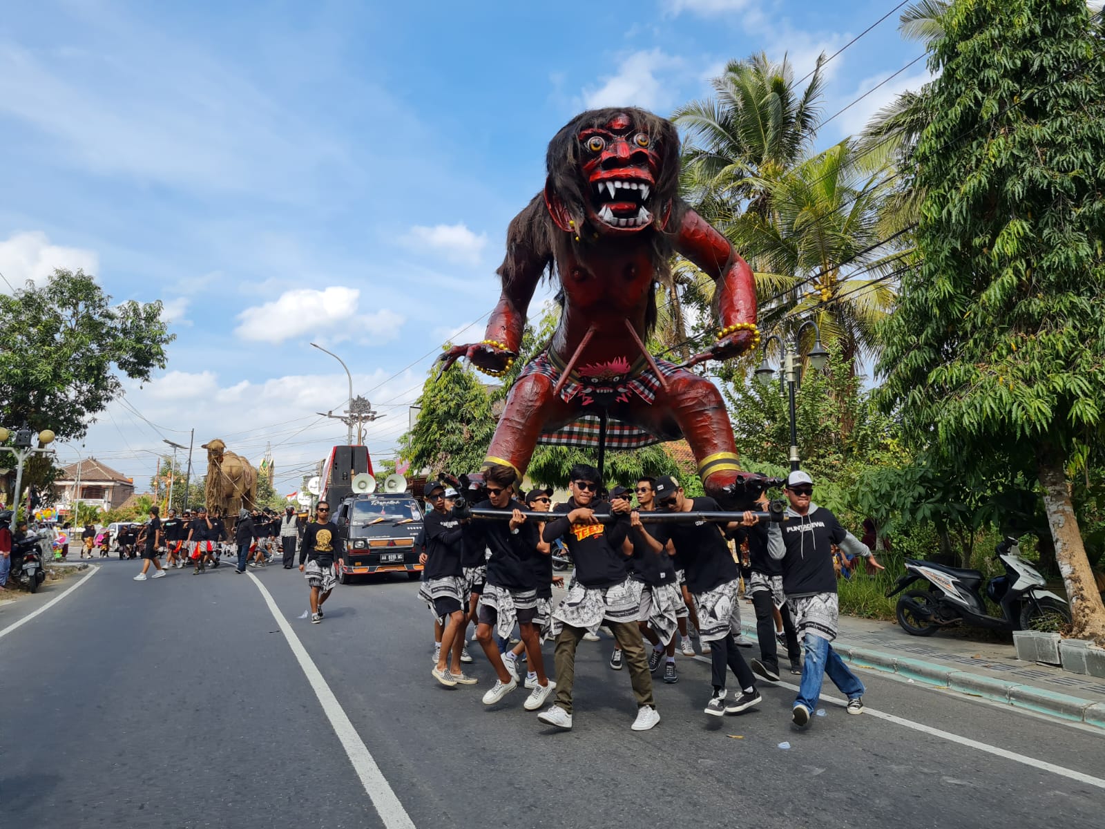 ATRAKTIF: Para peserta kirab berjalan dari kompleks Candi Pawon menuju Taman Lumbini, kompleks Candi Borobudur, Jumat (8/9). (Naila Nihayah/Radar Jogja)