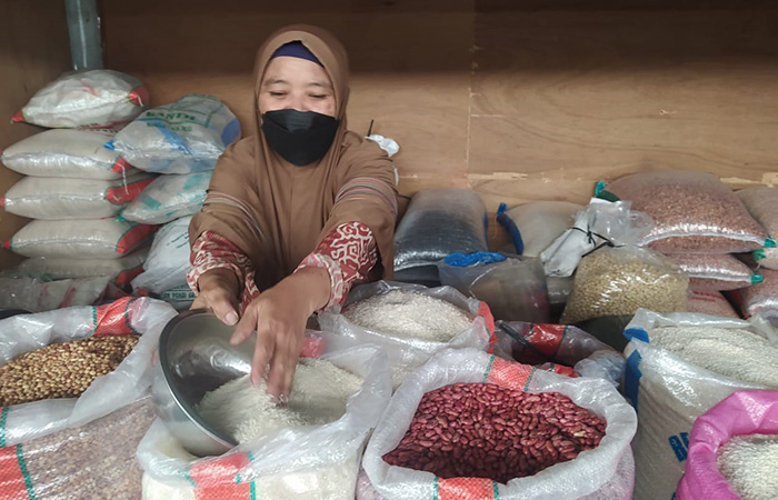 STOK MENCUKUPI: Seorang pedagang beras di Pasar Beringharjo sedang melayani pembeli. Dalam beberapa hari ini, harga beras mengalami kenaikan cukup signifikan.Winda Atika Ira P / Radar Jogja