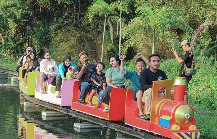 Mina Sepur, Nikmati Hijaunya Persawahan Naik Kereta Mini.  PENGELOLA DESA WISATA CIBUK KIDUL