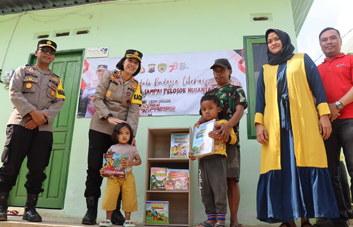 SIMBOLIS: Kapolres Magelang Kota menyerahkan buku cerita kepada warga di taman baca bertempat di Kampung Kiringan Gumuk Sepiring, Tidar Utara Magelang Selatan, Jumat (8/9/23).