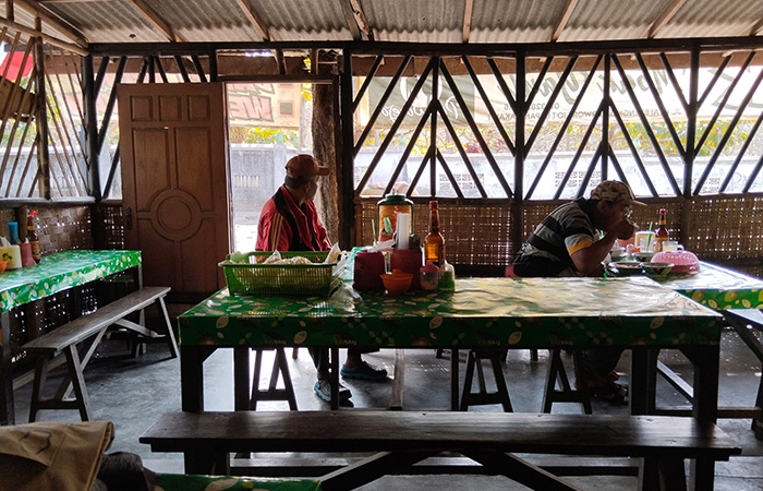 Suasana warung Sop Senerk milik Rubiyanti, sudah berdiri belasan tahun dan konsisten rasa, Jumat (8/9).JIHAN ARON VAHERA/RADAR PURWOREJO