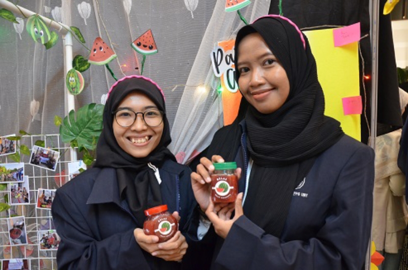 ENAK: Mahasiswa UNY menunjukkan selai kulit semangka Jumat (8/9/2023). (Dok UNY)