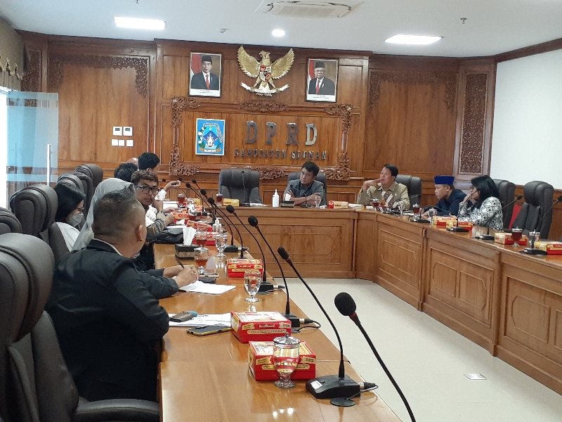 AUDIENSI:Suasana ketika Persatuan Pemilik Apartemen Malioboro City melakukan audiensi dengan anggota DPRD Sleman pada Jumat (8/9). (IWAN NURWANTO/RADAR JOGJA)