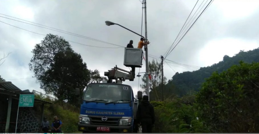 FOTO// DOKUMENTASI DINAS PERHUBUNGAN SLEMAN  PASANG : Petugas Dinas Perhubungan Sleman saat melakukan pemeliharaan lampu PJU. DOKUMENTASI DINAS PERHUBUNGAN SLEMAN