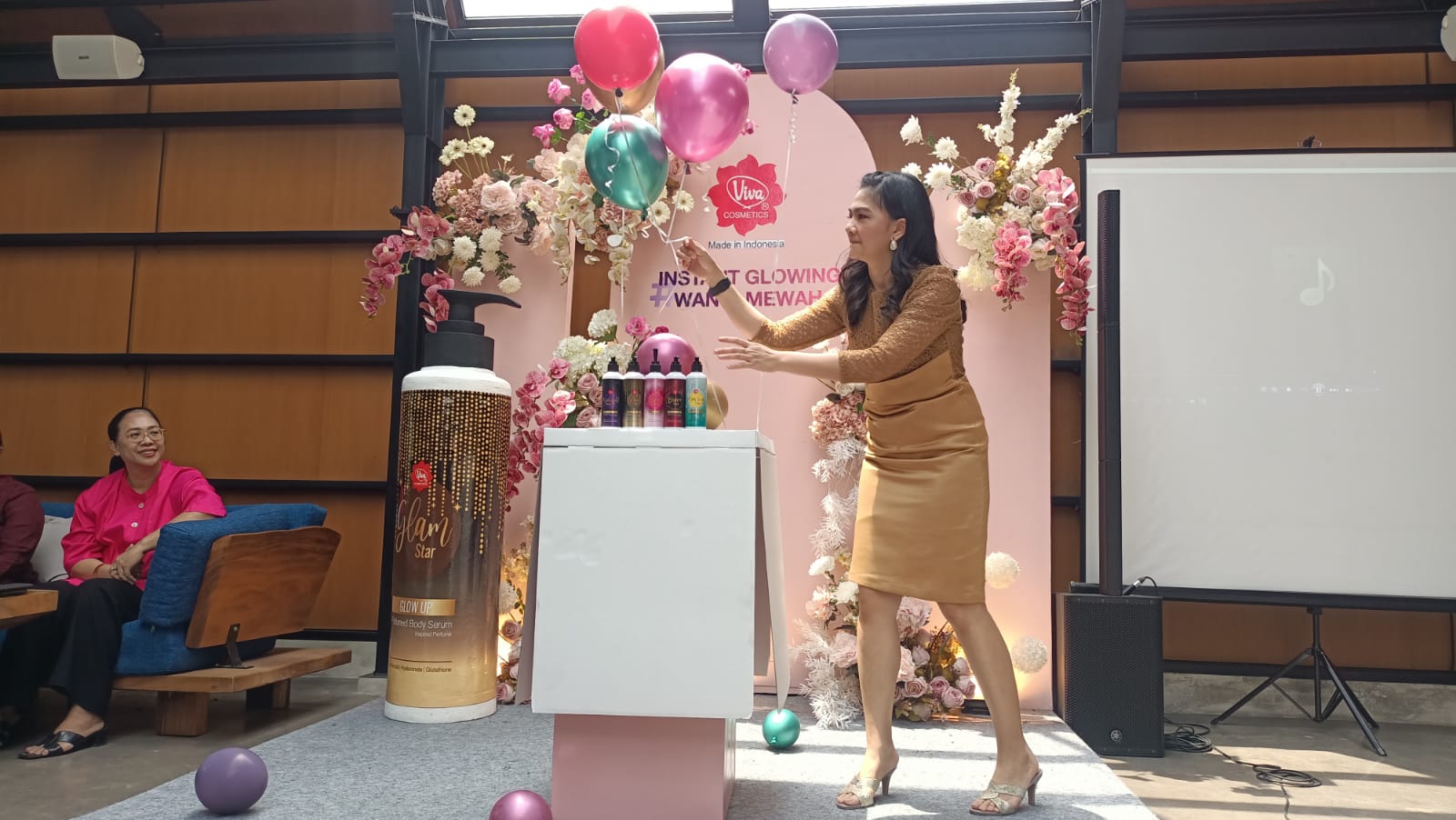 NEW PRODUCT: Viva Glow Up Perfumed Body Serum, serum tubuh yang merawat kelembapan dan kehalusan kulit, dengan efek instant brightening untuk kulit tubuh cerah seketika. (DWI A/RADAR JOGJA)