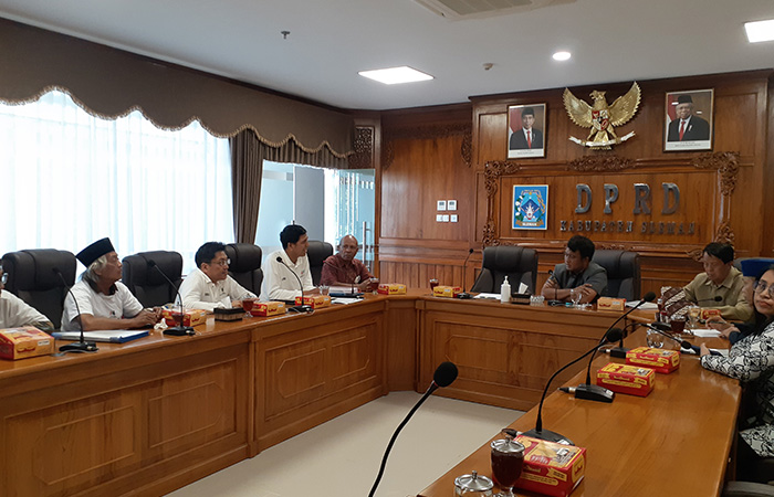 CARI SOLUSI: Suasana ketika Persatuan Pemilik Apartemen Malioboro City melakukan audiensi dengan anggota DPRD Sleman, kemarin (8/9).IWAN NURWANTO/RADAR JOGJA