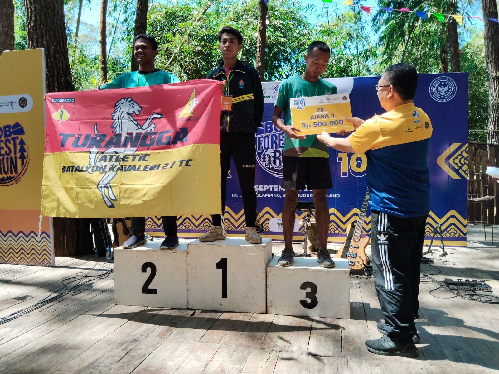 JIHAN ARON VAHERA/RADAR PURWOREJO Runners saat mencapai garis finish dan suasana BOB Forest Run 2023, Sabtu (9/9).