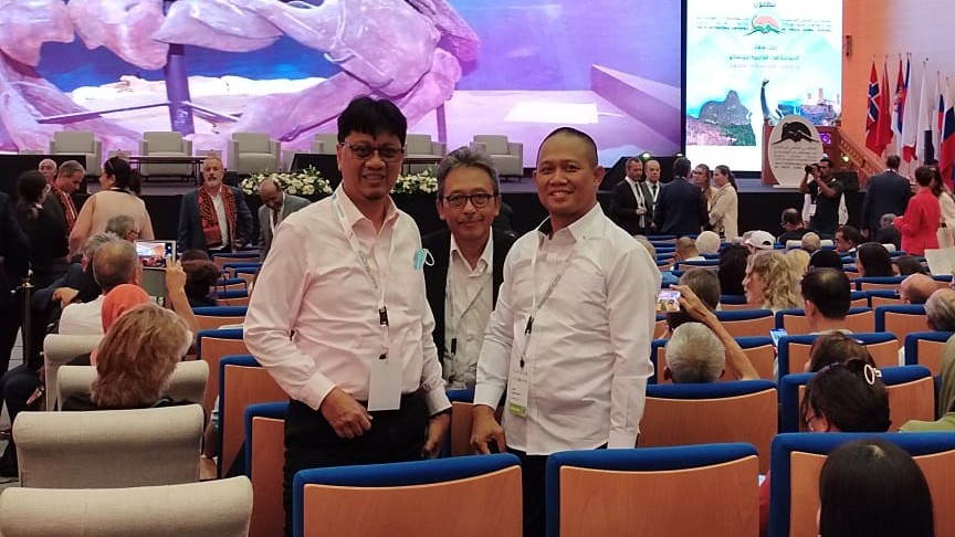 SELAMAT: Bupati Kebumen Arif Sugiyanto (kanan) didampingi Kepala Bappeda Kebumen Edi Riyanto (kiri) menghadiri konferensi internasional UNESCO Global Geopark (UGG) di Maroko. (Dok Istimewa)