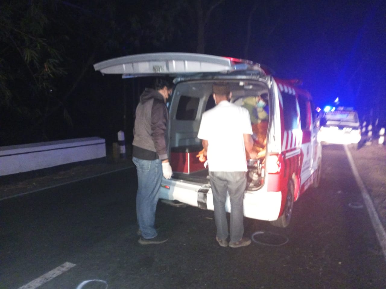 EVAKUASI: Polisi segera mengevakuasi potongan tubuh yang bercecer di jalan raya, Jumat dini hari (8/9). (Dok Humas Polresta Magelang)