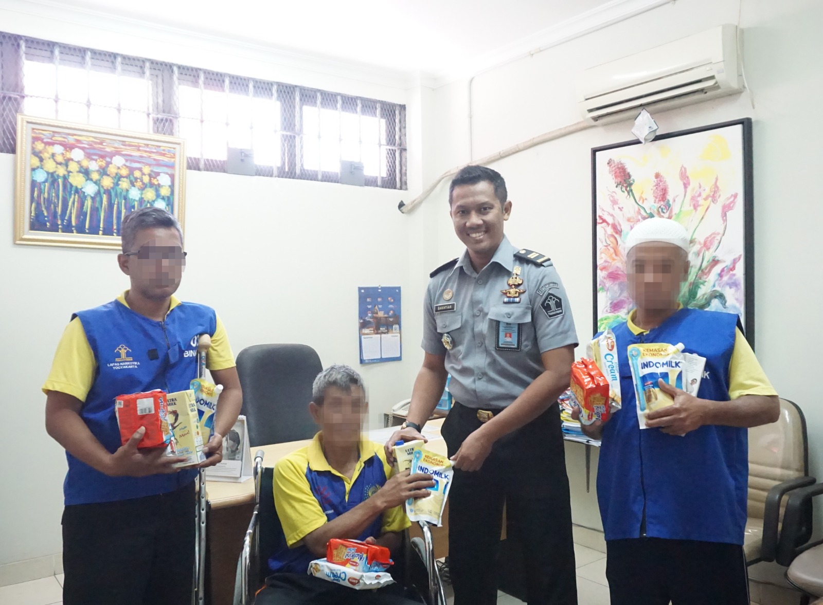 BINA: Kasubsi Bimbingan Kemasyarakatan dan Perawatan Lapas Narkotika Kelas IIA Jogjakarta Bakhtiar Rosyid menyerahkan makanan tambahan ke warga binaan lansia dan penyandang disabilitas. (Istimewa)