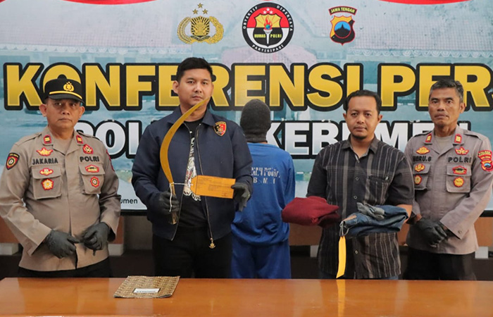 &nbsp;BARANG BUKTI : Kasat Reskrim Polres Kebumen AKP Kadek Pande Apridya Wibisana menunjukkan celurit berwarna emas yang digunakan pemuda berinisal RZ saat terlibat aksi tawuran.