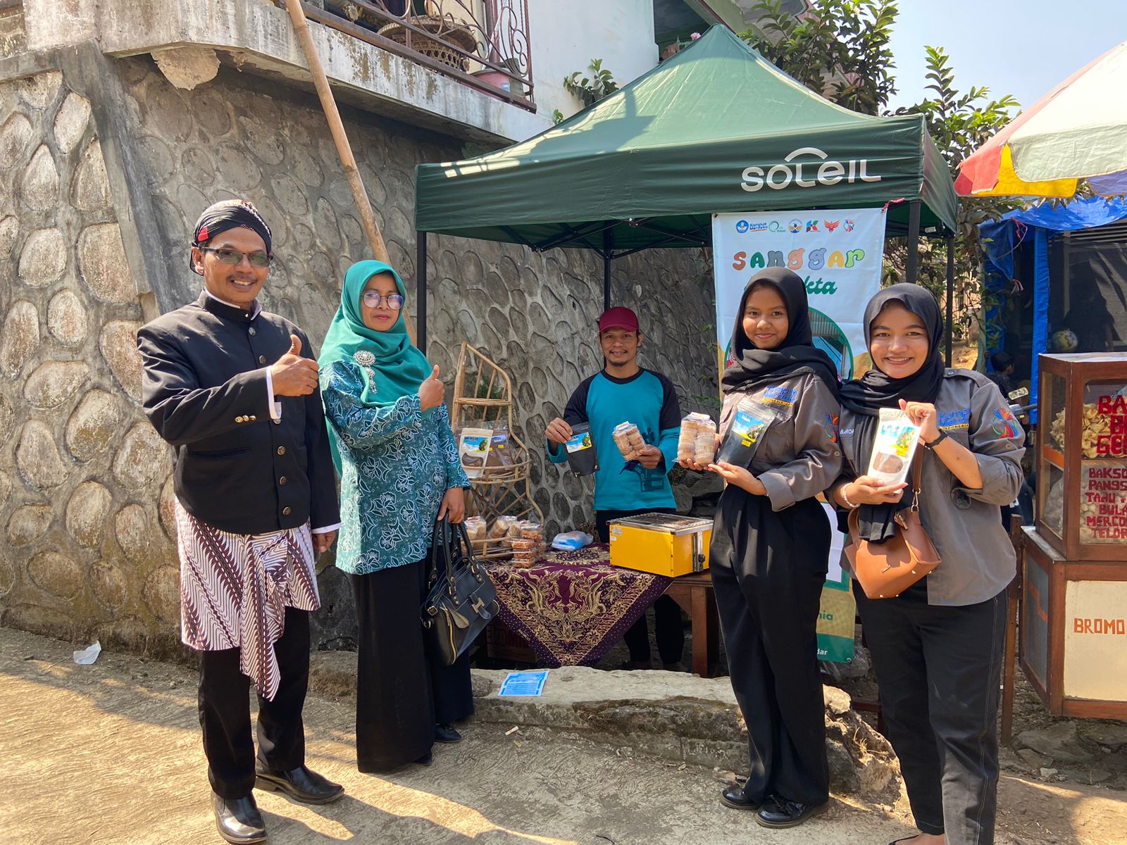 PENDAMPINGAN: Tim PPK Ormawa Kopma Untidar mendampingi warga Desa Genito, Windusari untuk mengembangkan produk yang sudah ada. Humas Untidar untuk radar jogja