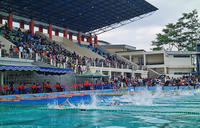 IKUTI PERLOMBAAN: Para peserta Samapta Fun Swim Kids Competition II tampak semangat menaklukkan medan di Samapta Auqatic Stadium Kota Magelang, Minggu (10/9).Naila Nihayah/Radar Jogja
