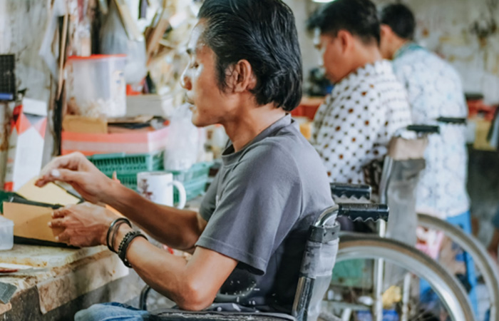 PRODUKTIF: Untuk pemberdayaan penyandang disabilitas, Sagata banyak melibatkan orang-orang disabilitas dalam proses produksi produk olahan kulit.Sagata untuk radar jogja