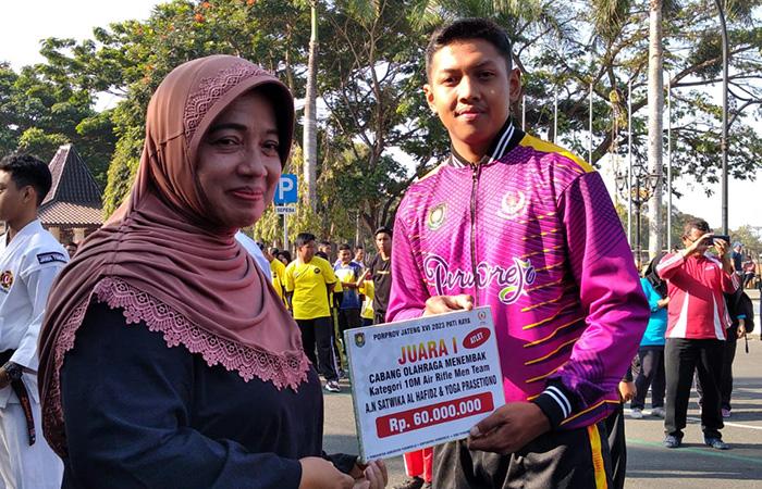 Wabup Yuli Hastuti menyerahkan bonus salah satu atlet berprestasi di Porprov Jatrng XVI pada Sabtu (9/9).ISTIMEWA