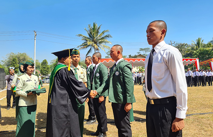 SIMBOLIS: Direktur Polbangtan Yoma Bambang Sudarmanto saat memakaikan jas almamater kepada perwakilan mahasiswa baru, Sabtu (9/9).Naila Nihayah/Radar Jogja