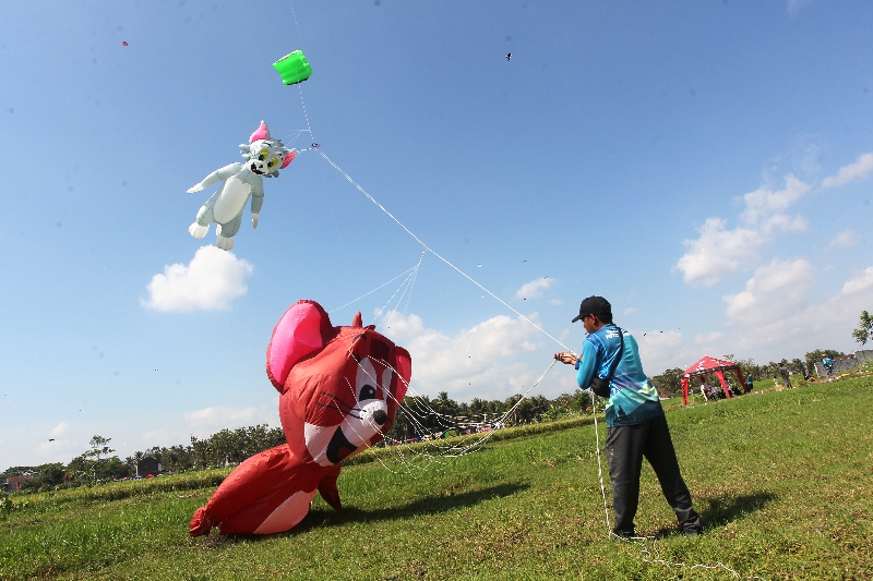 TERBANG: Peserta menerbangkan layang-layang saat berlangsung Ngaran Kite Festival 2023 di persawahan Dusun Ngaran, Desa Margokaton, Seyegan, Sleman, Minggu (10/9). (Guntur Aga Tirtana/Radar Jogja)