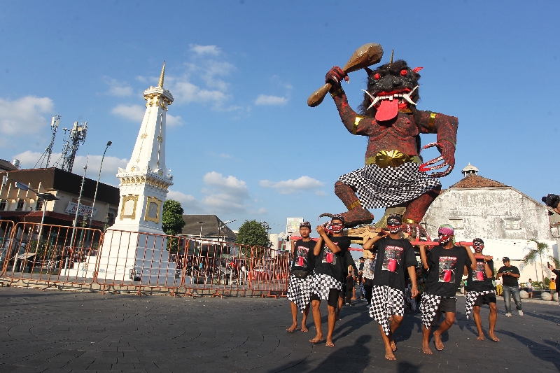 SEMARAK: Warga Gondolayu, Jetis, Kota Jogja, mengarak ogoh-ogoh saat melintas di kawasan Tugu Jogja, kemarin (10/9) dalam menyambut Bulan Safar dalam kalender Islam. (Guntur Aga Tirtana/Radar Jogja)