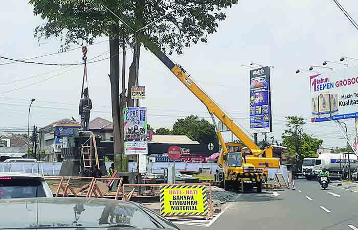 SELESAI AKHIR TAHUN: Suasana saat pekerja proyek melaksanakan pengerjaan revitalisasi Taman Denggung kemarin (11/9).
