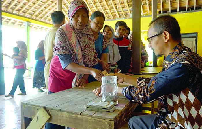 DEMI BERAS - Warga Trowono, Paliyan antre membeli beras murah program Operasi Pasar (OP) beberapa waktu lalu.