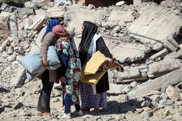 Penduduk desa berduka di sebelah rumah-rumah yang runtuh di Tafeghaghte, 37 mil sebelah barat daya Marrakesh, pada tanggal 10 September 2023. Foto oleh FADEL SENNA /