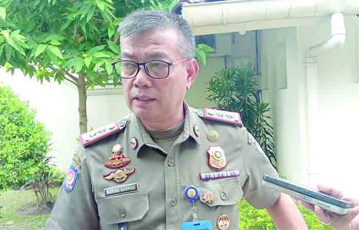 Kepala Satpol PP DIJ Noviar Rahmad di Kompleks Kepatihan, Jogja, kemarin (11/9).