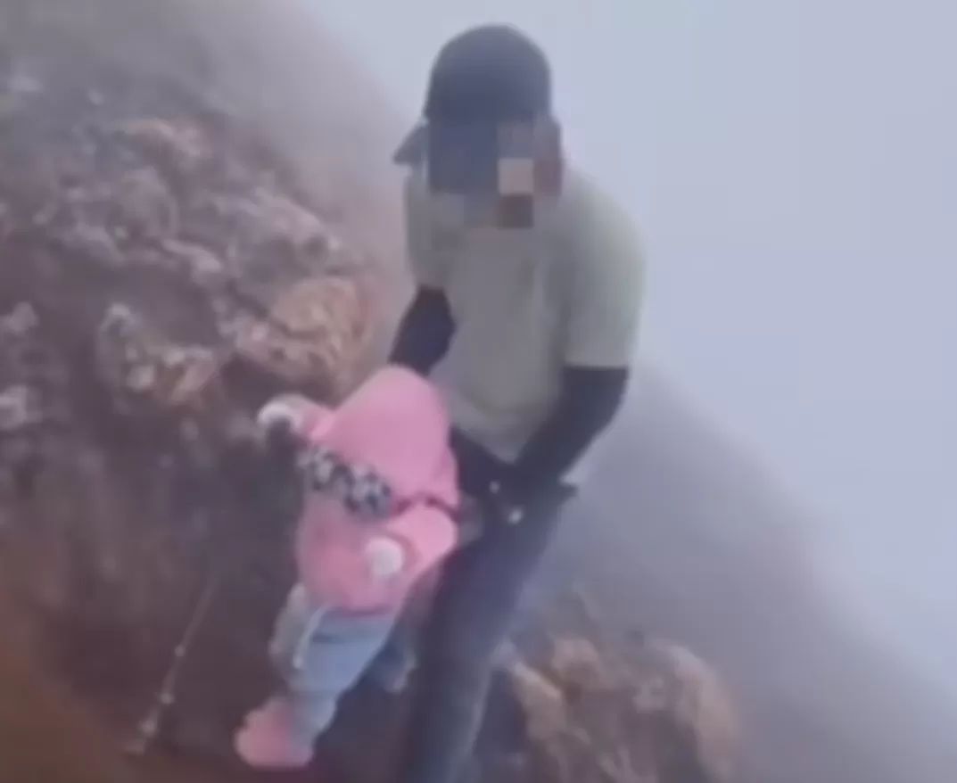 VIRAL: Tangkapan layar seorang balita diajak mendaki gunung oleh orang tuanya. (Instagram ndorobei.official)