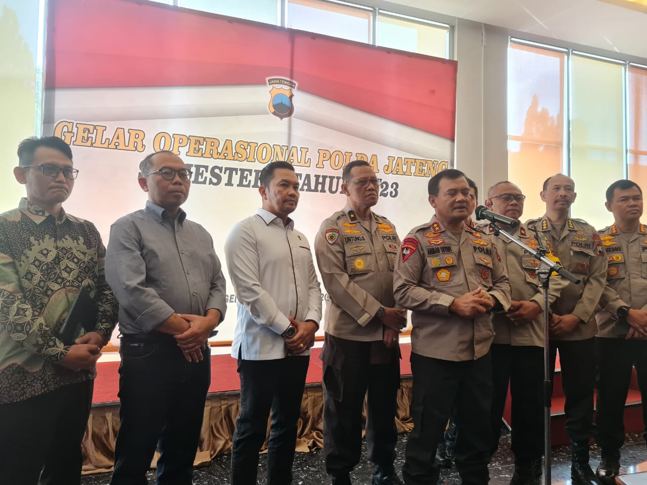 BERJAJAR: Kapolda Jawa Tengah didampingi Waka Polda Jawa Tengah dan jajarannya saat memberikan penjelasan soal gelar operasional tingkat Polda Jawa Tengah, Senin (11/9). (Naila Nihayah/Radar Jogja)