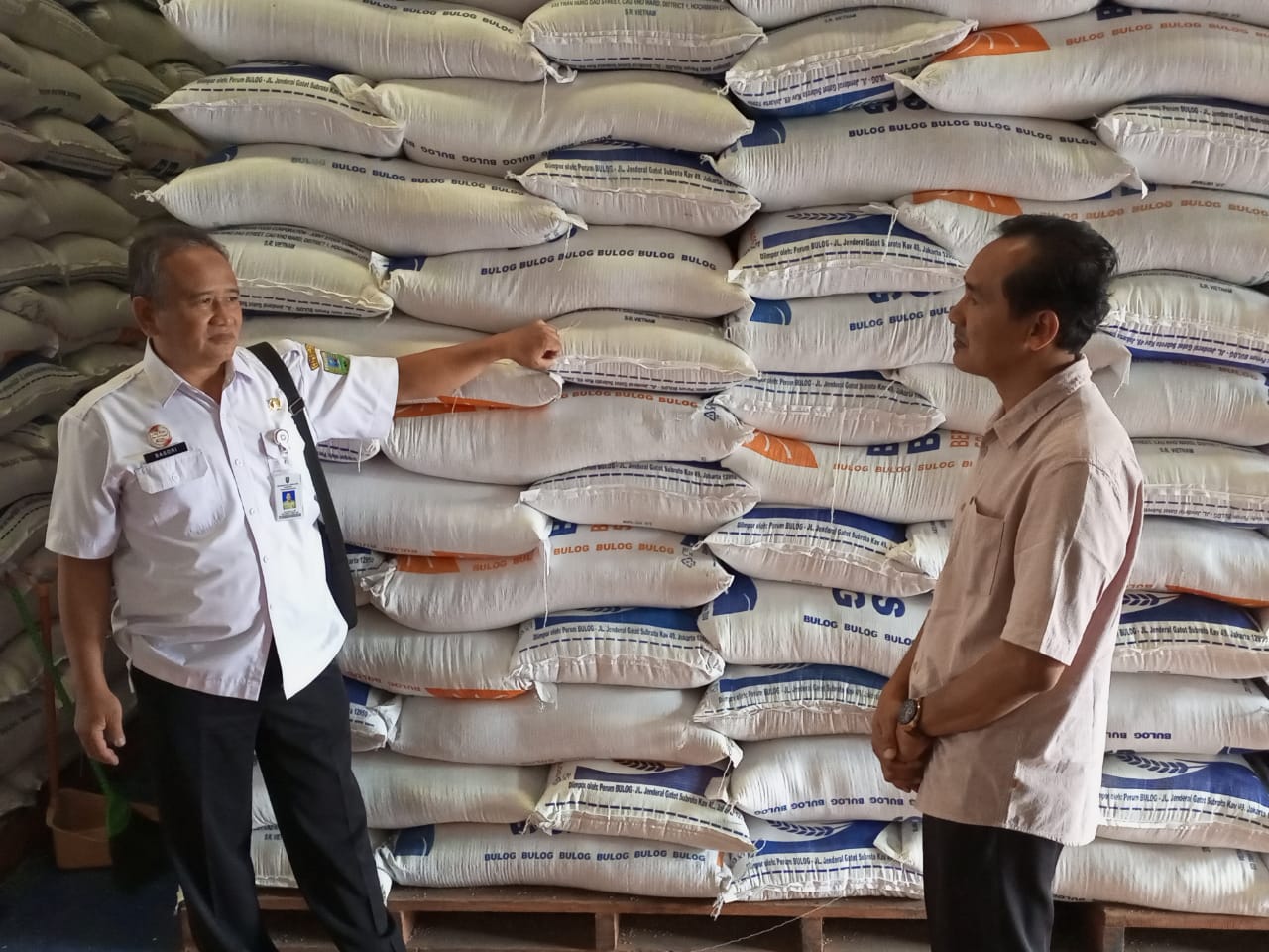 PASOKAN AMAN : Kepala Gudang Bulog Kebumen Sidik Sugiharto bersama Kabid Pengembangan Disperindag KUKM Kebumen Basori mengecek persediaan beras. (M HAFIED/RADAR KEBUMEN)
