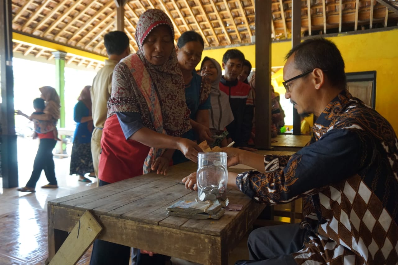 DEMI BERAS: Warga Trowono, Paliyan, antre membeli beras murah program operasi pasar beberapa waktu lalu. (Disdag Gunungkidul untuk Radar Jogja)