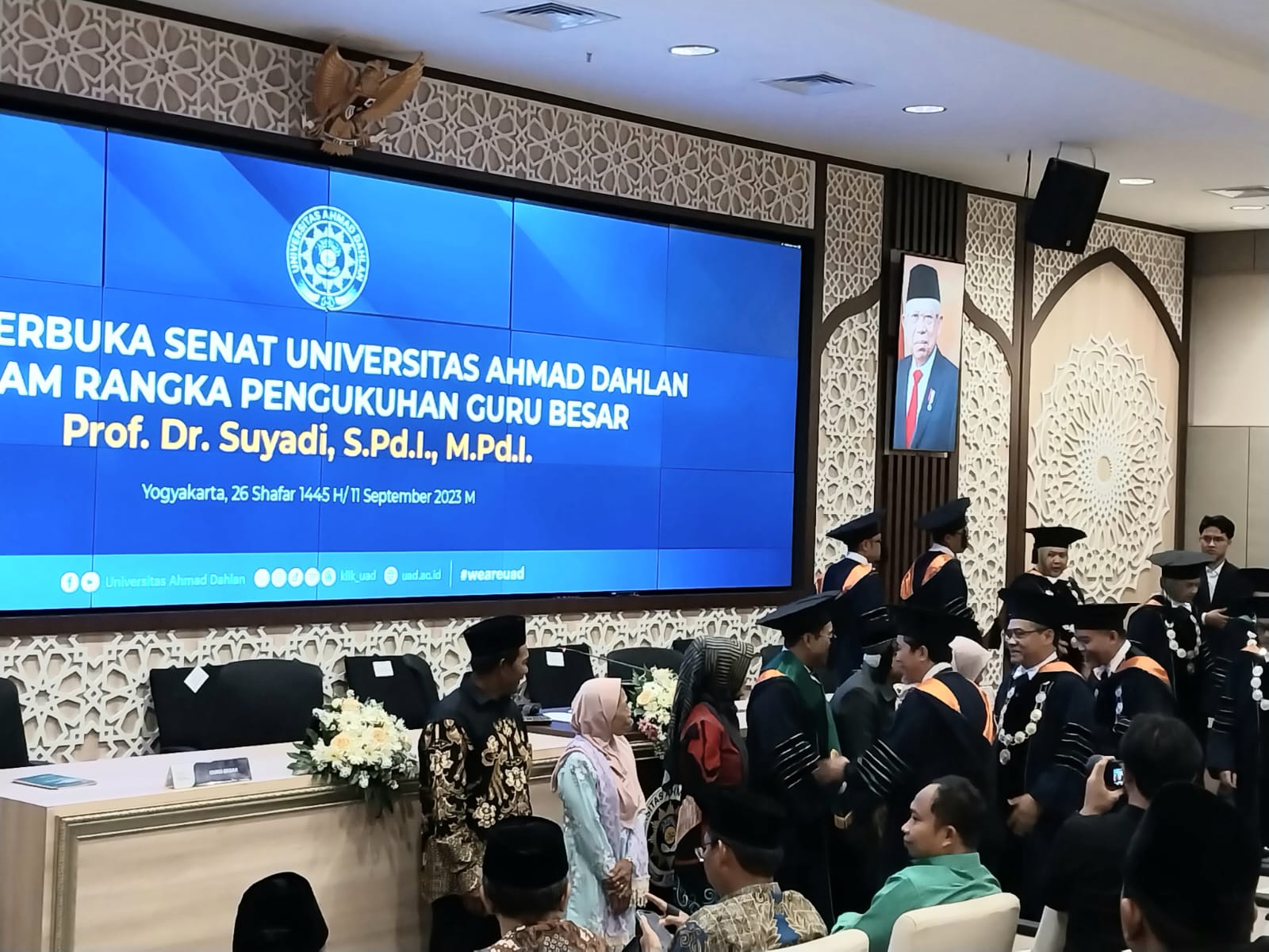 SELAMAT: Prof Dr Suyadi dikukuhkan sebagai guru besar UAD bidang Ilmu Pendidikan Islam melalui Sidang Senat Terbuka di Amphitheater Gedung Kedokteran UAD Senin (11/9). (Wulan Yanuarwati/Radar Jogja)